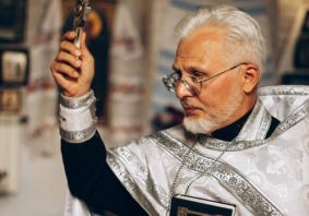 Перша квітка Пасхи, яку тримає в своїх руках Архангел Гавриїл