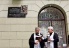 Міськрада вирішила знести дошку Шевельову. Її вже зруйнували (фото) Міськрада вирішила знести дошку Шевельову. Її вже зруйнували (фото)
