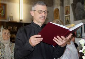 Церковнослужителі. Чим вони відрізняються від священників?